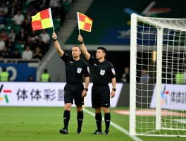 边裁场内执法丨如何正确举旗,判罚越位技巧,情绪控制方法