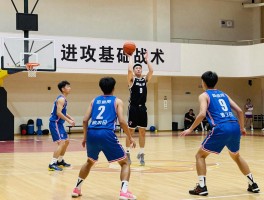 篮球进攻基础战术,传切配合要领,如何破解人盯人防守,进攻战术训练方法
