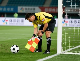 足球边裁收拾,如何正确判罚越位,边裁旗语详解,冲突如何处理