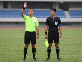 足球主裁判边裁，主裁判和边裁如何协作,边裁旗语怎么看,主裁判能罚下边裁吗