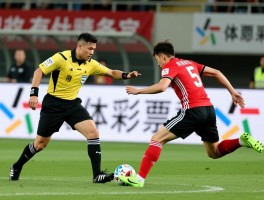 裁判争议有利进攻犯规吗，什么情况下适用有利条款，裁判判断失误怎么办