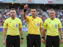 荷兰西班牙边裁丨判罚争议如何影响比赛,VAR技术能否解决纠纷,裁判心理怎样调整？