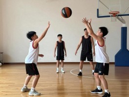 篮球拍球教学：正确姿势是什么,常见错误有哪些,如何在家练习