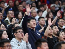 篮球观众挥手,何时挥手最合适,如何正确互动,挥手有哪些礼仪禁忌