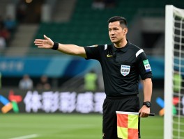 边裁手势讲解丨旗语怎么理解,越位判罚技巧,如何与主裁协作,不同场景如何应用