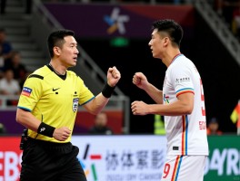 打库卡的边裁是谁,詹炜为什么打库卡,足协如何处理这次冲突