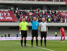 球迷发泄红牌点球，判罚不公怎么办,VAR是否公正,球迷如何理性看待