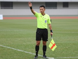 足球边裁手球教学,边裁如何判断手球犯规,手球判罚技巧与旗语信号