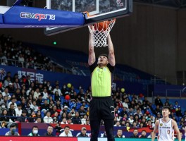 拉框是技术犯规嘛为什么,篮球规则对悬挂篮筐的规定,CBA裁判如何判定挂框犯规