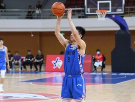 篮球场什么是技术犯规,技术犯规手势怎么比划,罚球几次,和违体犯规有啥区别