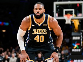 詹姆斯担任中锋,数据证明多强,中锋詹效率如何,40岁能否胜任中锋