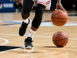 篮球走步失误是什么意思,走步违例怎么判定的,中枢脚如何确定,怎样避免走步失误