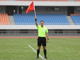 助理边裁摇旗,旗语含义解析,越位判罚流程,如何看懂裁判手势