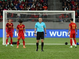 六次罚点球,裁判为何要求重罚,球员如何保持心态,点球规则有何要点