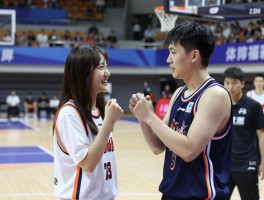 女友的篮球赛,如何为女友加油,篮球赛情侣互动技巧,女友看球穿搭指南