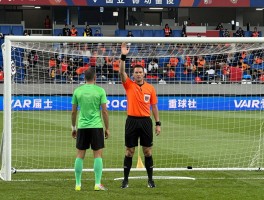 鲁能球迷点球判罚,为何总成争议焦点,VAR技术如何影响判罚,裁判尺度是否统一