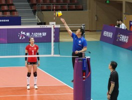 排球边裁站,司线员站位有几种,如何观察边线球,判罚手势怎么做