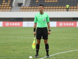 足球边裁应该怎么当裁判,足球边裁应该怎么判断越位,足球边裁应该怎么拿旗子