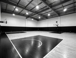 黑白篮球馆,专业篮球场地板怎么选,上海宝山哪里有高端球场,篮球馆建设标准有哪些