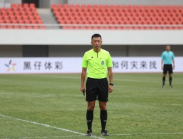 黑仔边裁技术解析,如何掌握边裁判罚标准,边裁跑位技巧训练,越位判罚实战案例