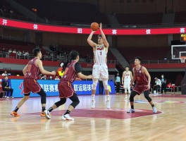 篮球比赛打法,团队战术如何配合,全场进攻怎么组织,防守策略有哪些