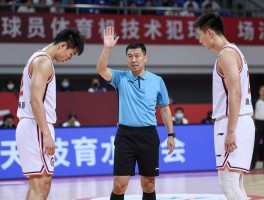 球员摊手是技术犯规吗为什么,裁判什么时候吹罚,零容忍政策是什么,抱头也算技犯吗