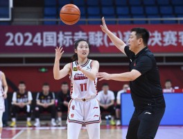漂亮篮球宝贝被教练干，为何遭雪藏，教练用人标准是什么，如何评价决策