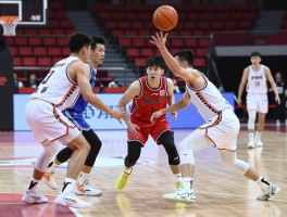 篮球跑快攻,什么时候发动快攻,如何把握时机,怎样训练快攻战术