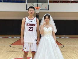 篮球服婚纱照,拍摄场地怎么选,服装如何搭配,姿势怎么摆更自然