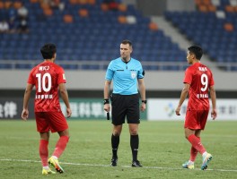 科曼进攻有利被吹停,裁判为何不适用有利原则,战术犯规如何界定,比赛流畅性如何保证