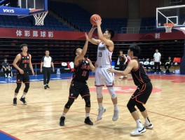 篮球简单过人教学丨新手如何快速掌握,最简单实用的过人招式有哪些,过人时要注意什么