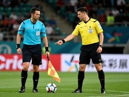 主裁把边裁罚下是否合理,什么情况会罚边裁,裁判冲突如何解决,规则依据是什么