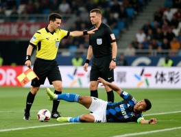 足坛假摔边裁，判罚标准是什么,如何识别假动作,与主裁如何配合