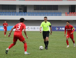 攻方进攻有利，裁判何时不吹停比赛，如何把握进攻最佳时机，球队怎样利用有利原则