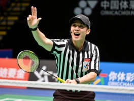 模仿边裁的动作，羽毛球边裁手势如何学习，搞笑模仿要注意什么，规范动作怎么练习