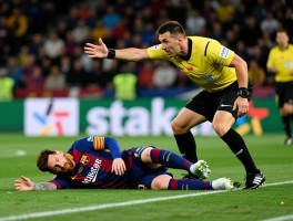 梅西倒地裁判进攻有利,裁判不吹犯规怎么回事,梅西被侵犯后裁判如何处理