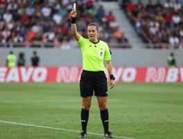 墨西哥边裁丨女裁判如何执法男足比赛,边裁职责与旗语详解,墨西哥裁判国际赛事表现