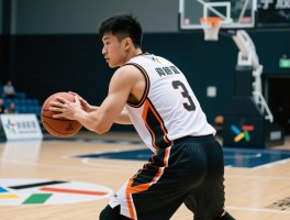 篮球背打教学中文,背身单打如何感知防守重心,背打转身技巧有哪些,如何避免背筐5秒违例