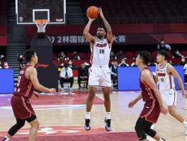 篮球的中锋在哪,中锋在球场哪个位置活动,主要职责是什么,现代中锋有何演变