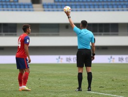 判点球有没有进攻有利,进攻有利原则如何应用,点球判罚时裁判如何判断,禁区犯规有利条款