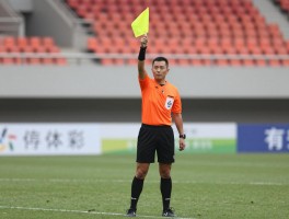 换人边裁举旗，足球边裁的旗语信号有哪些，如何正确理解边裁的举旗含义