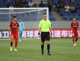 什么是足球进攻有利原则：裁判如何掌握有利原则,什么时候吹停比赛,犯规后进球算吗