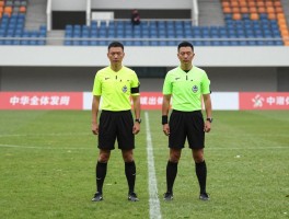 足球增加边裁丨裁判人数增加能减少误判吗,双主裁判制有何优势,底线裁判作用大不大