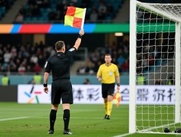 进球边裁举旗怎么判断是否有效,进球后边裁举旗示意什么,边裁举旗主裁没看见怎么办