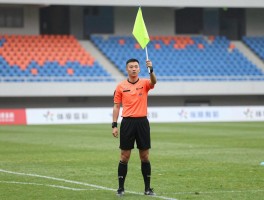 足球边裁球权威指南：什么是边裁,边裁旗语怎么用,越位怎么判罚,出界发球规则