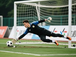 扑点球骨折,守门员如何科学防护？扑救动作怎样避免受伤？