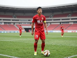 恒大足球球员于汉超生涯全记录，他如何38岁仍巅峰，现在效力哪个球队，生涯数据有多强