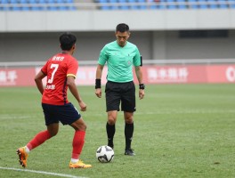 足球进攻有利之后再被犯规,裁判如何掌握有利原则,什么情况补判犯规,VAR如何介入