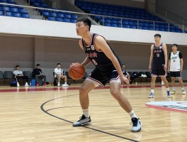 篮球中锋脚步教学如何掌握基本步法,实战中怎样应用脚步技巧,训练方法有哪些关键点