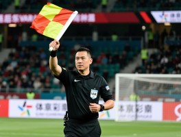 边裁提示犯规丨举旗时机如何把握，VAR介入后流程是什么，判罚争议如何解决